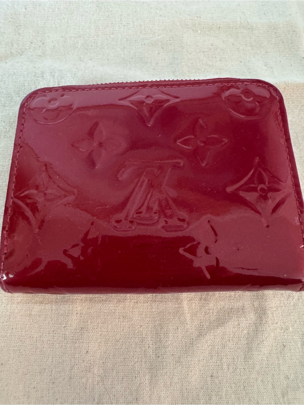Authentic Louis Vuitton Vernis Zip Wallet in Red versus